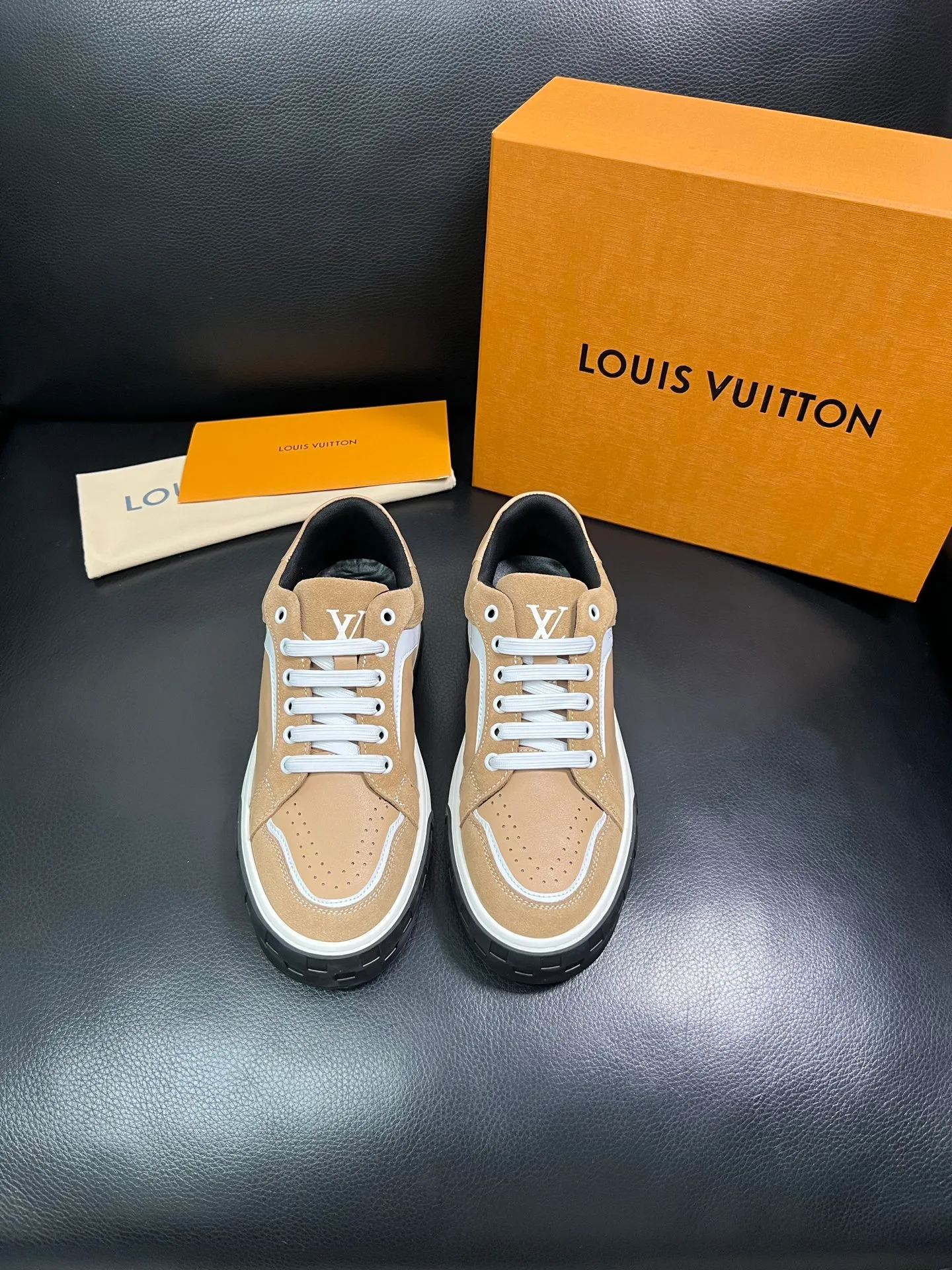 Men's shoes 💰740 Lv top purchase Louis Vuitton, counter synchronization, uppers imported from Italy cowhide, imported mesh padding soft and comfortable, soles: original soles specially provided by the original factory, T men's shoes 💰U exclusive movable molded soles super comfortable, original factory and single goods, high quality, welcome to compare, code number 39-44 (customized 38-45) 85858
